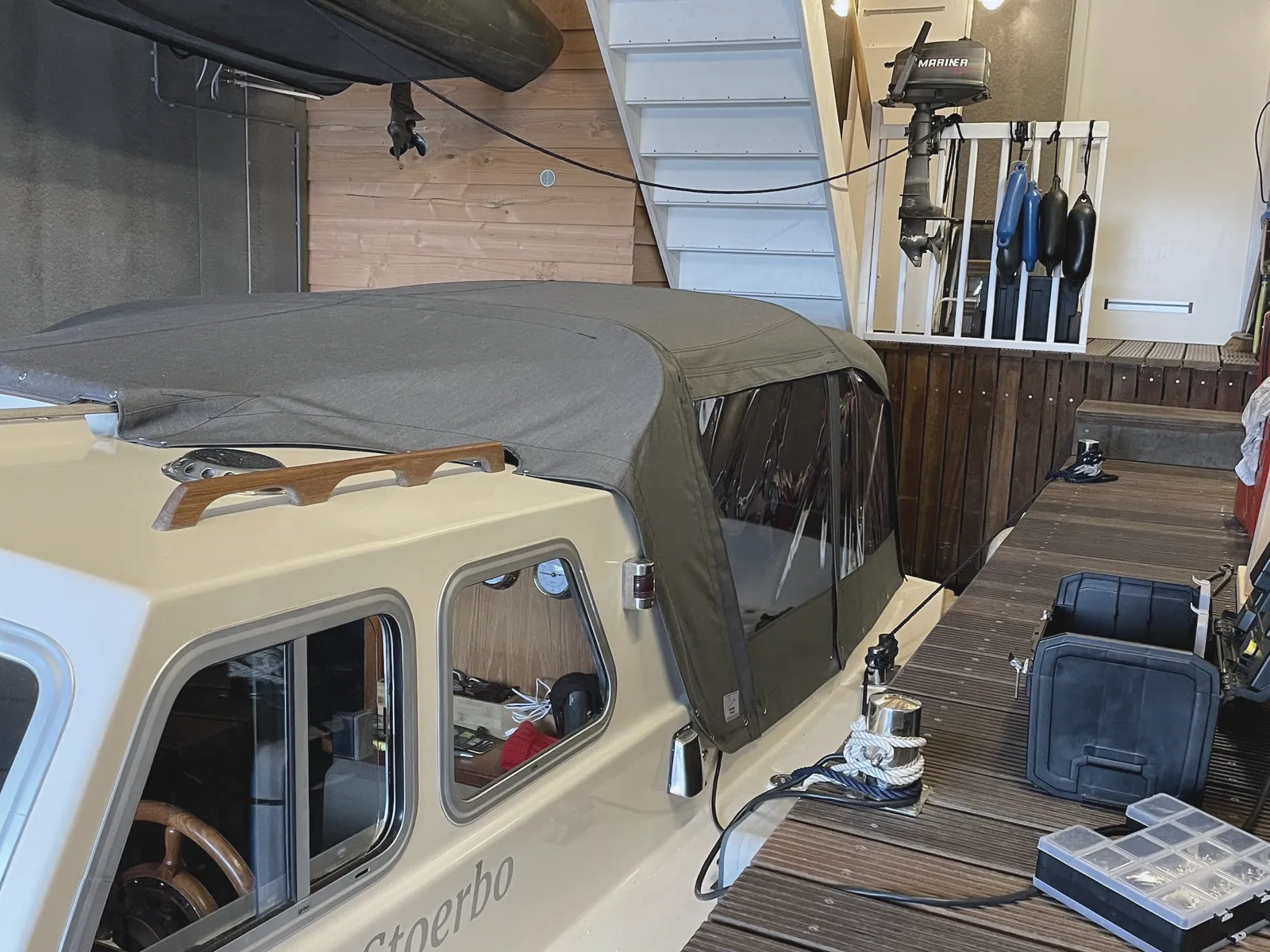 Boot met op maat gemaakte kap in het atelier aan het water