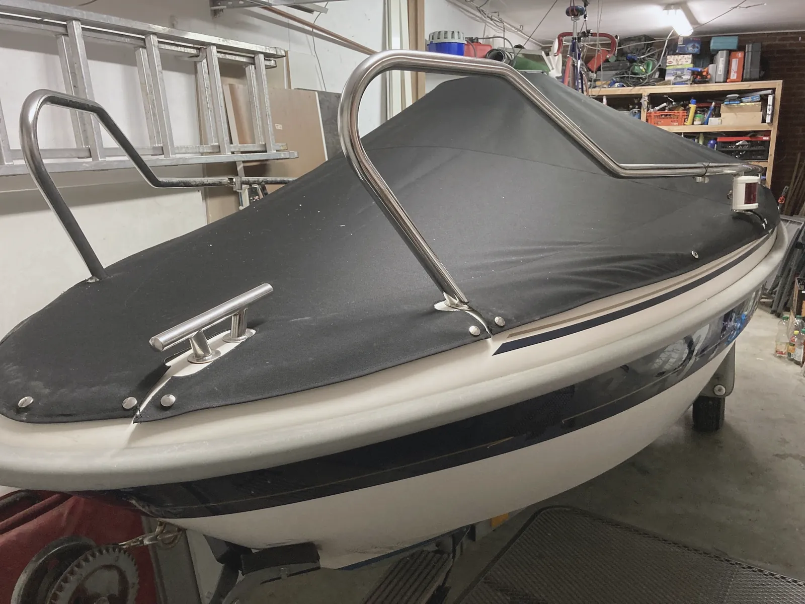 Afdekzeil op maat, strak gemonteerd op de boot in het atelier