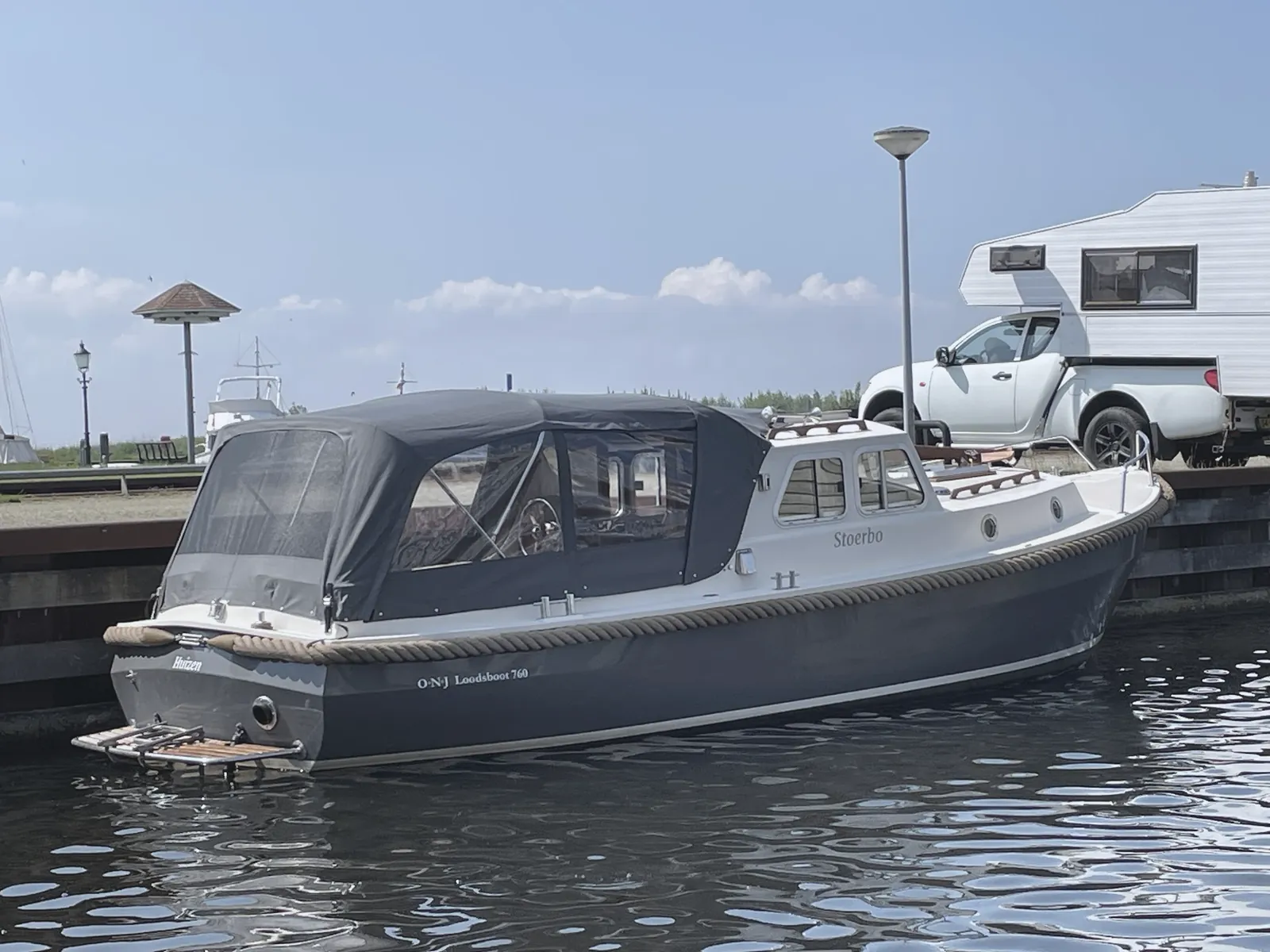 Sloep met op maat gemaakte kajuitkap en heldere ramen, afgemeerd aan de Loosdrechtse Plassen bij Kortenhoef