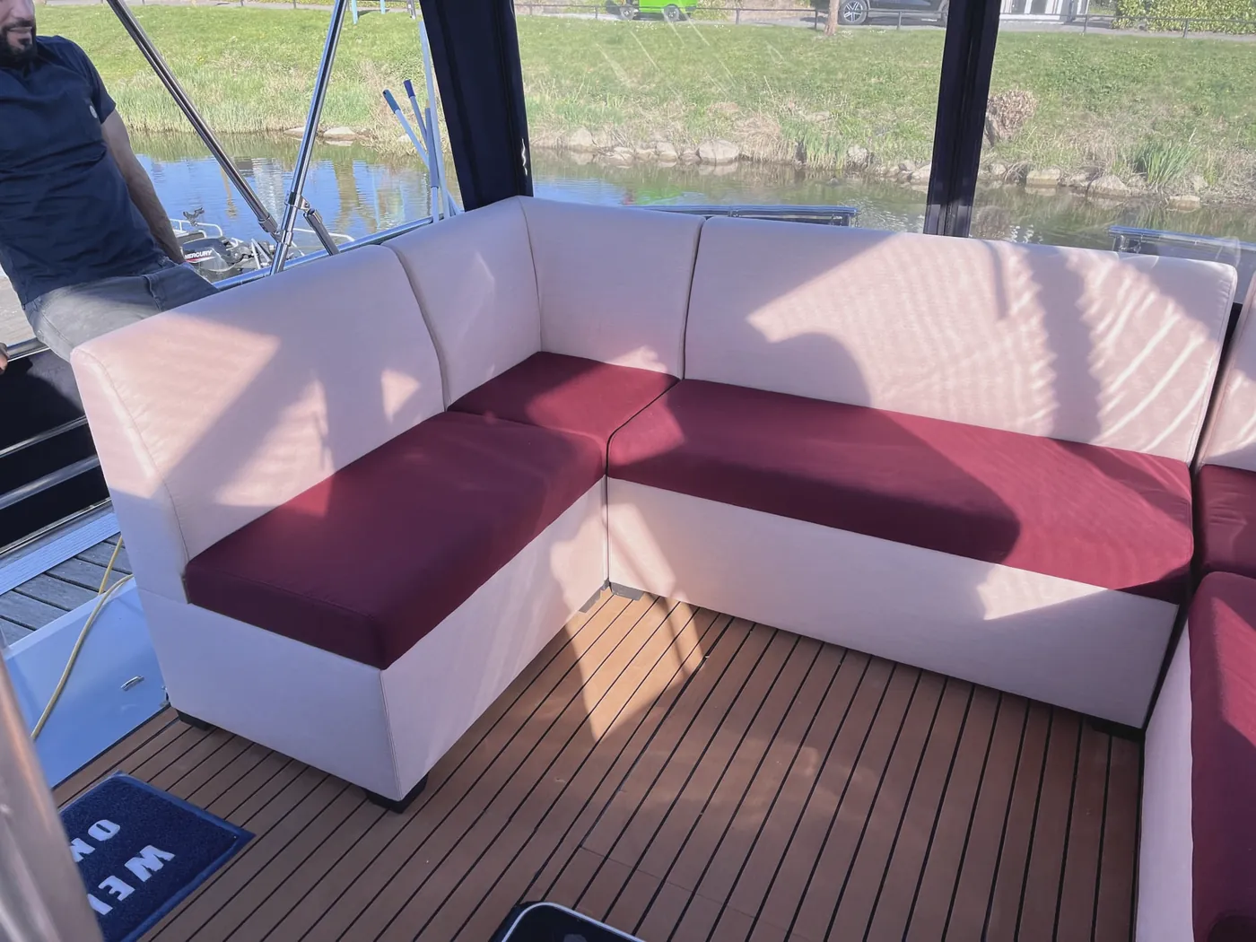 Kuipkussens op maat in wit en bordeauxrood, L-vormige zithoek op een boot