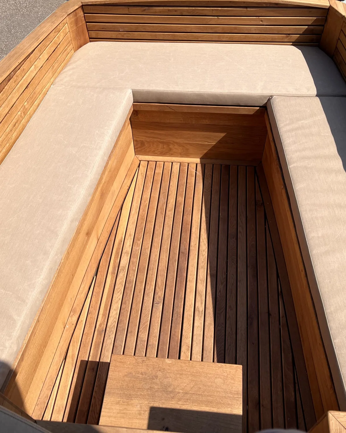 Kussens op maat in een open teak sloep